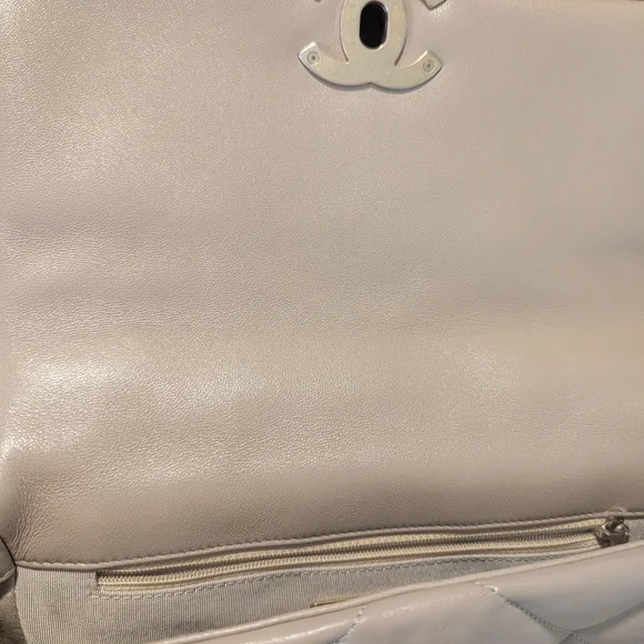 Chanel 19 Light Beige Quilted Shoulder Bag - Picture 5 of 12